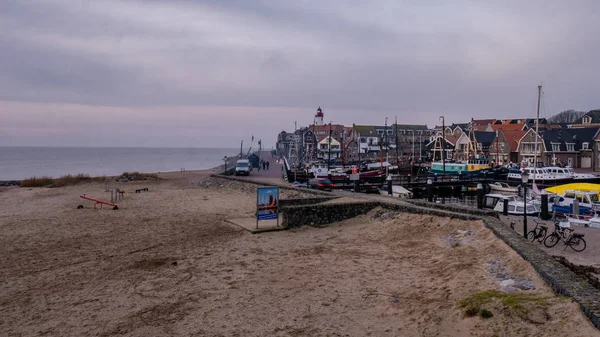 Urk netherlands flevoland, hafen und leuchtturm im kleinen dorf urk — Stockfoto