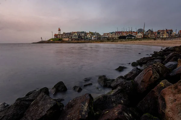 Urk Países Bajos Flevoland, Puerto y faro en el pequeño pueblo de urk —  Fotos de Stock