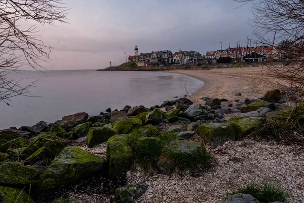 Urk podzemí Flevoland, Přístav a maják v malé vesnici urk — Stock fotografie