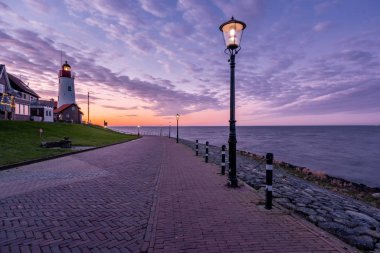 Urk Hollanda Avrupa, küçük balıkçı köyü Urk 'un limanında gün doğumu 
