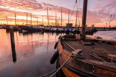 Urk Hollanda Avrupa, küçük balıkçı köyü Urk 'un limanında gün doğumu 