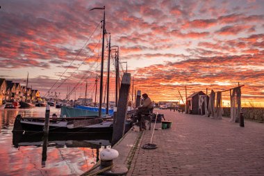 Urk Hollanda Avrupa, küçük balıkçı köyü Urk 'un limanında gün doğumu 