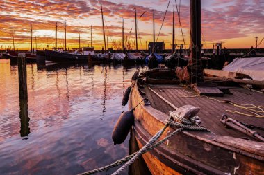Urk Hollanda Avrupa, küçük balıkçı köyü Urk 'un limanında gün doğumu 