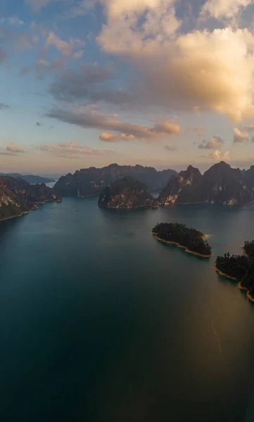 Khao sok thailand, Drohnen-Luftaufnahme über dem See — Stockfoto