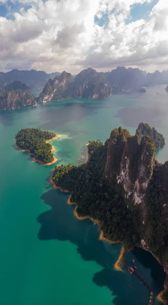 Khao Sok Tailandia, vista aérea del dron sobre el lago — Foto de Stock