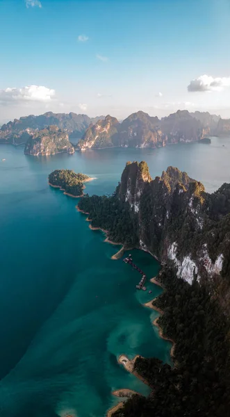 Khao Sok Tailandia, vista aérea del dron sobre el lago — Foto de Stock