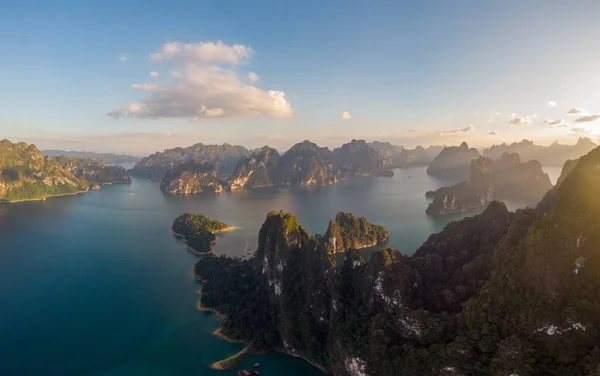 Khao Sok Tailândia, visão aérea drone sobre o lago — Fotografia de Stock