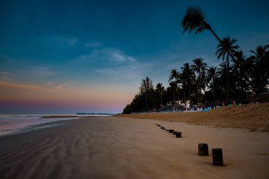 Günbatımında lüks tatil köyü Khao Lak Tayland