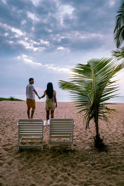 Pár nézi naplemente a strandon Khao Lak Thaiföld — Stock Fotó