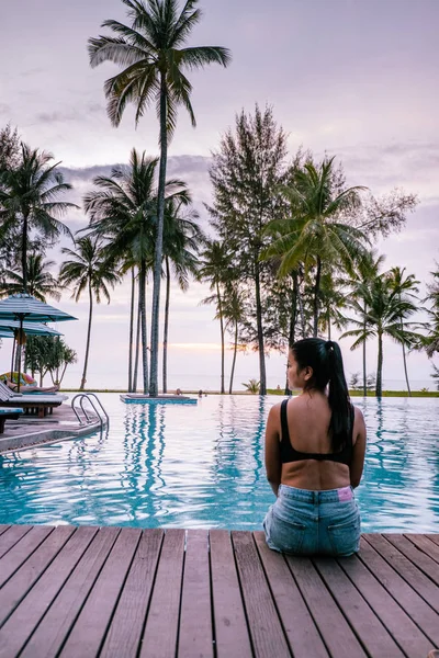 Coppia che guarda il tramonto sulla spiaggia e la piscina di un resort di lusso in Thailandia Khao Lak — Foto Stock