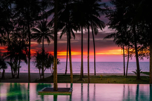 Resort di lusso durante il tramonto Khao Lak Thailandia — Foto Stock