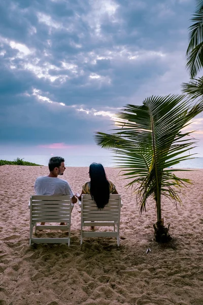 Pár sledující západ slunce na pláži Khao Lak Thajsko — Stock fotografie