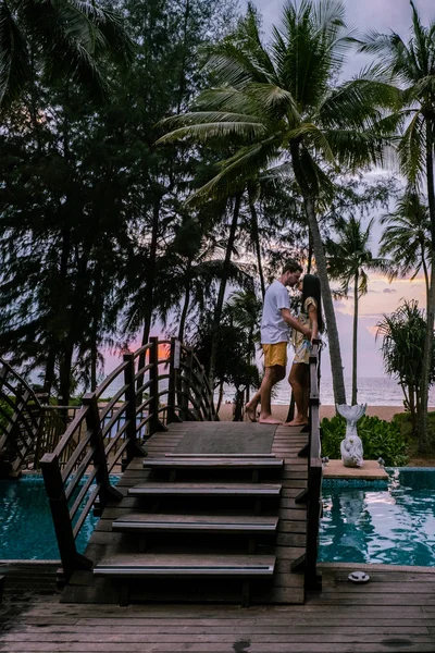 Par tittar på solnedgången vid stranden och poolen av en lyx resort i Thailand Khao Lak — Stockfoto