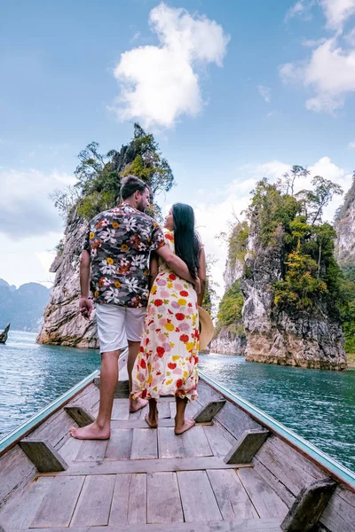 Ζευγάρι που ταξιδεύουν με σκάφος εξερευνώντας επικά βράχια ασβεστόλιθου σε τεράστια λίμνη στο Khao Sok National Park, Chiew lan λίμνη, Ταϊλάνδη — Φωτογραφία Αρχείου
