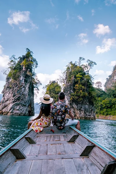 Couple voyageant en bateau explorer des falaises de calcaire épiques dans un immense lac dans le parc national de Khao Sok, lac Chiew lan, Thaïlande — Photo