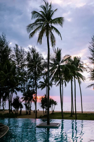 Resort di lusso durante il tramonto Khao Lak Thailandia — Foto Stock