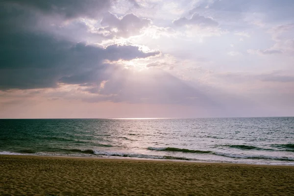 日出时的白色沙滩- -泰国霍拉克 — 图库照片