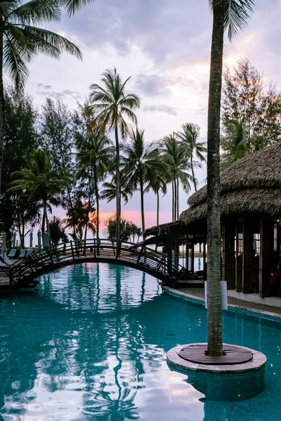Resort de luxo durante o pôr do sol Khao Lak Tailândia — Fotografia de Stock