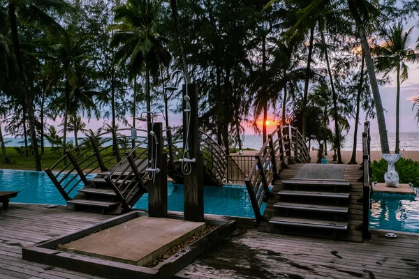 Resort di lusso durante il tramonto Khao Lak Thailandia — Foto Stock