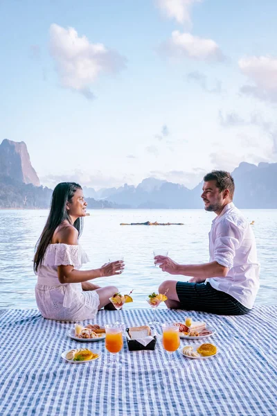 Khao Sok Ταϊλάνδη, ζευγάρι που παίρνουν πρωινό στο fron of ther floating bungalow in Khao Sok national park Ταϊλάνδη — Φωτογραφία Αρχείου