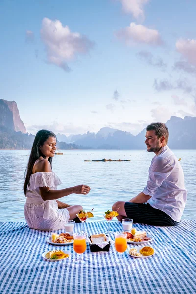 Khao Sok Thajsko, pár snídá v fron of ther plovoucí bungalov v národním parku Khao Sok Thajsko — Stock fotografie