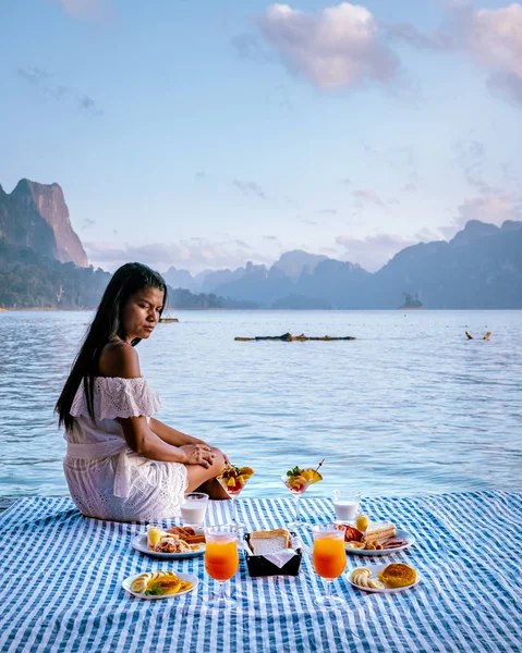 Khao sok thailand, paar frühstücken im schwimmenden bungalow im khao sok nationalpark thailand — Stockfoto