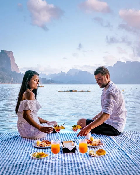 Khao Sok Tailândia, casal tomando café da manhã em fron de bangalô flutuante ther no parque nacional Khao Sok Tailândia — Fotografia de Stock