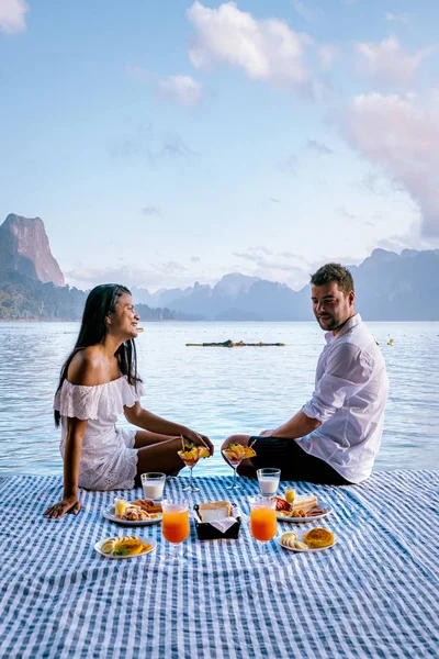 Khao Sok Thailand, couple having breakfast in fron of ther floating bungalow in Khao Sok national park Thailand — 스톡 사진