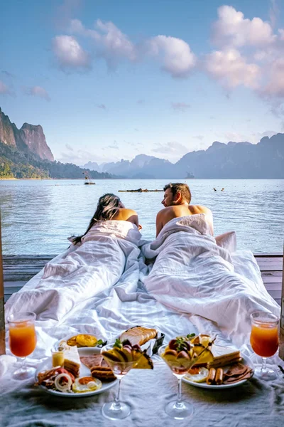 Khao Sok Tailândia, casal tomando café da manhã em fron de bangalô flutuante ther no parque nacional Khao Sok Tailândia — Fotografia de Stock