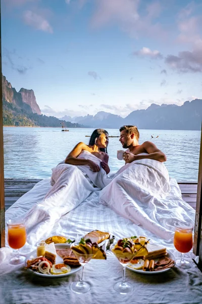 Khao Sok Tailandia, pareja desayunando en fron of ther bungalow flotante en el parque nacional Khao Sok Tailandia —  Fotos de Stock