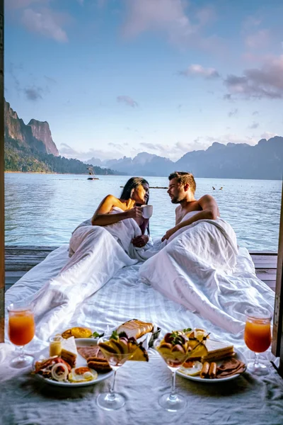 Khao Sok Thailandia, coppia che fa colazione in fron of ther bungalow galleggiante nel parco nazionale di Khao Sok Thailandia — Foto Stock