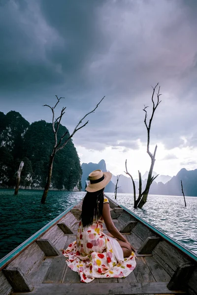Khao Sok Tajlandia, kobieta w łodzi przepływa w parku narodowym Khao Sok Tajlandia — Zdjęcie stockowe