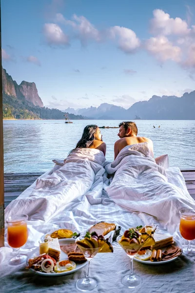 Khao Sok Thailand, couple having breakfast in fron of ther floating bungalow in Khao Sok national park Thailand — 스톡 사진