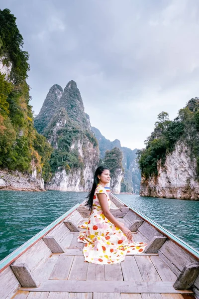 Khao Sok Thaïlande, femme en bateau voyageant dans le parc national de Khao Sok Thaïlande — Photo