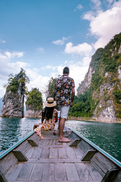 Khao Sok Thaiföld, fiatal pár nyaralni Khao Sok Thaiföld utazik hajóval a tó felett — Stock Fotó