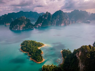 Robot havadan çekim, en iyi görünümü Khao Sok Milli parkının bu deniz gibi insanlar için başka bir yer. Adanın bir doğa rezerv., Surat Thani, Tayland olduğunu