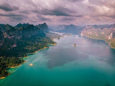 Robot havadan çekim, en iyi görünümü Khao Sok Milli parkının bu deniz gibi insanlar için başka bir yer. Adanın bir doğa rezerv., Surat Thani, Tayland olduğunu