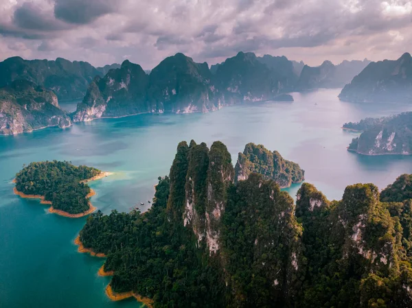 Drone lövés, felső Légifelvételek a Khao Sok Nemzeti Park,-a ' egy másik rendeltetési helyre, az emberek, akik szeretik a tenger. A szigeten egy nature reserve., Surat Thani, Thaiföld — Stock Fotó