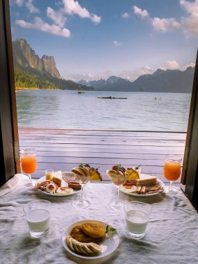 Khao Sok Gölü 'ndeki yüzen ahşap bungalovun önünde kahvaltı Tayland Ulusal Parkı