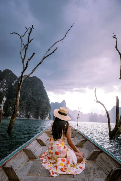 Taman nasional Khao Sok Thailand, danau dan hutan rimba di Thailand — Stok Foto
