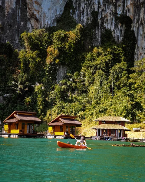 Національний парк Хао Сок Таїланд Січень 2019 року, човни на озері в другій половині дня. — стокове фото