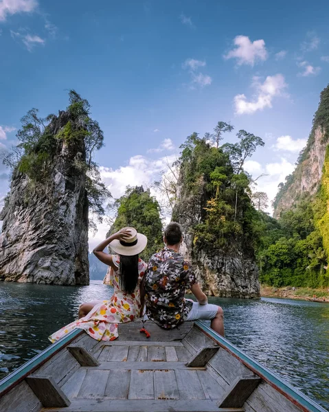 Young men and woman couple on vacation in Thailand visiting the national park Khao Sok Jungle — Stock Photo, Image