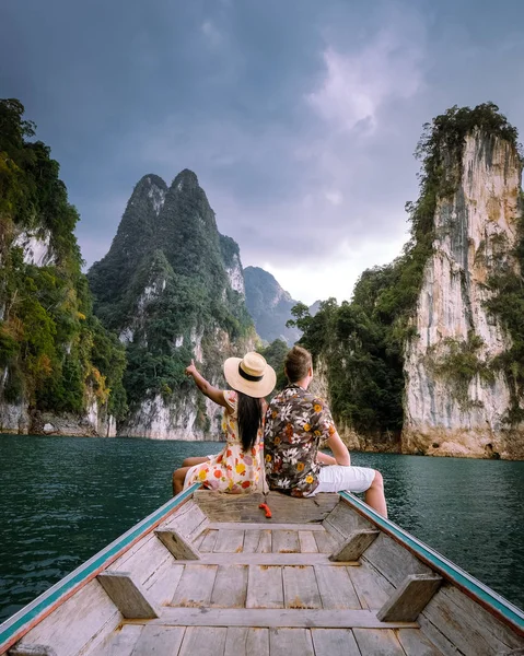 Young men and woman couple on vacation in Thailand visiting the national park Khao Sok Jungle — ストック写真