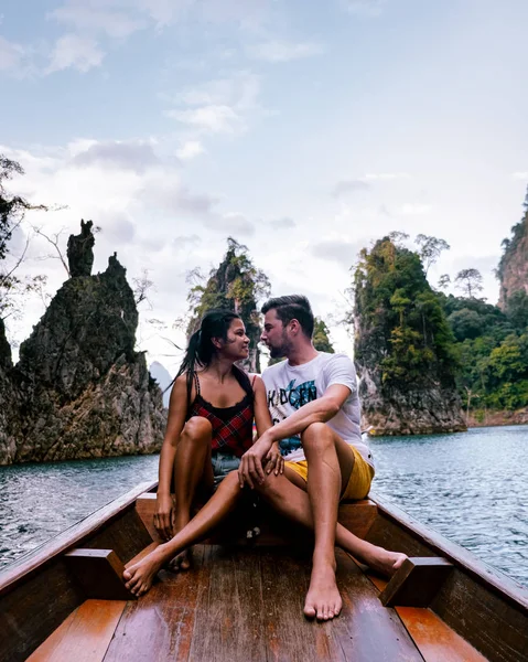 Parc national Khao Sok Barrage Cheow Lan, Barrage Ratchaprapha ou Barrage Rajjaprabha à Suratthani, Thaïlande couple en vacances — Photo