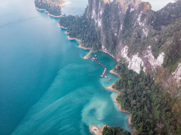 Drone plano aéreo, vista superior del Parque Nacional Khao Sok, Es otro destino para las personas que les gusta el mar. La isla es una reserva natural., Surat Thani, Tailandia — Foto de Stock