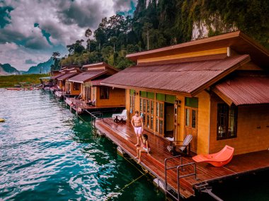 Khao Sok Tayland 'da yüzen bungalovlar, Bungalov önünde çift ile göl manzarası