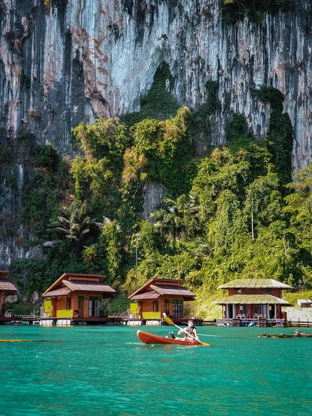 Park Narodowy Khao Sok Tajlandia styczeń 2019, łodzie nad jeziorem po południu — Zdjęcie stockowe
