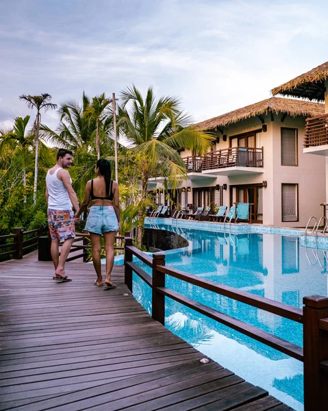 Pareja viendo atardecer junto a la playa y la piscina de un complejo de lujo en Tailandia Khao Lak — Foto de Stock