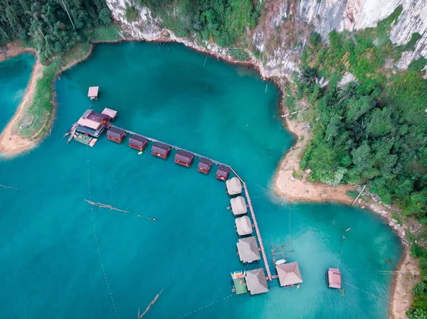 Drohne Luftaufnahme, Draufsicht auf den Khao Sok Nationalpark, es ist ein weiteres Ziel für Menschen, die das Meer mögen. die Insel ist ein Naturschutzgebiet., surat thani, thailand — Stockfoto