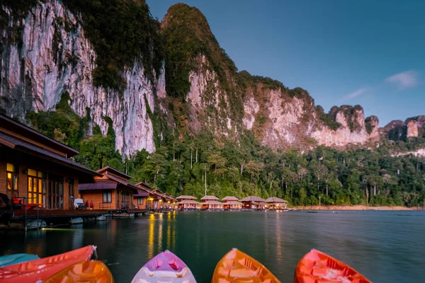Национальный парк Кхао Сок Чоу Ланская плотина озера, плотина Ратчапрафа в Сураттхани, Таиланд на закате — стоковое фото